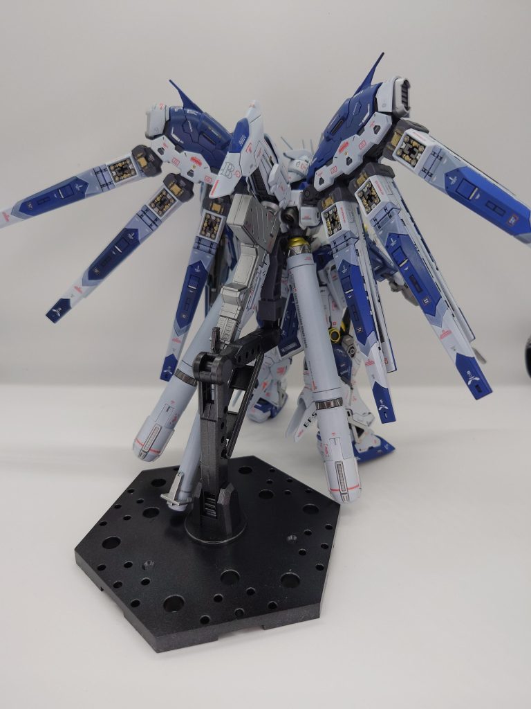 ファンネルまで装着するとバックパックが重くなりすぎて自立出来ませんが、そういう仕様の様です(笑)RGHiνのみで使えるアクションベース5専用のジョイントまで付属してました。