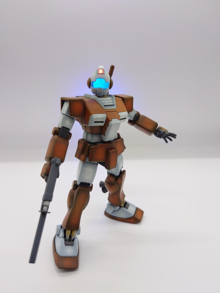 胴体部分は胸元のインテークとコクピットハッチの形状変更足元のアンクルガードを無くした部分にプラ棒とプラパイプでシリンダーを自作して取り付けました