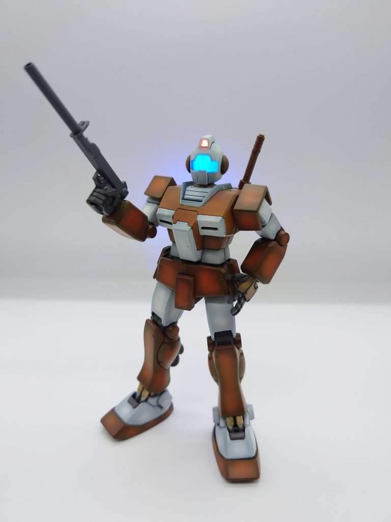 頭部両側のドーム部分はディテールアップパーツで後付け。肩アーマーも切り詰めてます。ネットの設定画を元にビームサーベルは延長し、脚部にもバーニアを増設しました。センサー部分はシルバーで裏打ちし、蛍光塗料で光るようにしてあります。