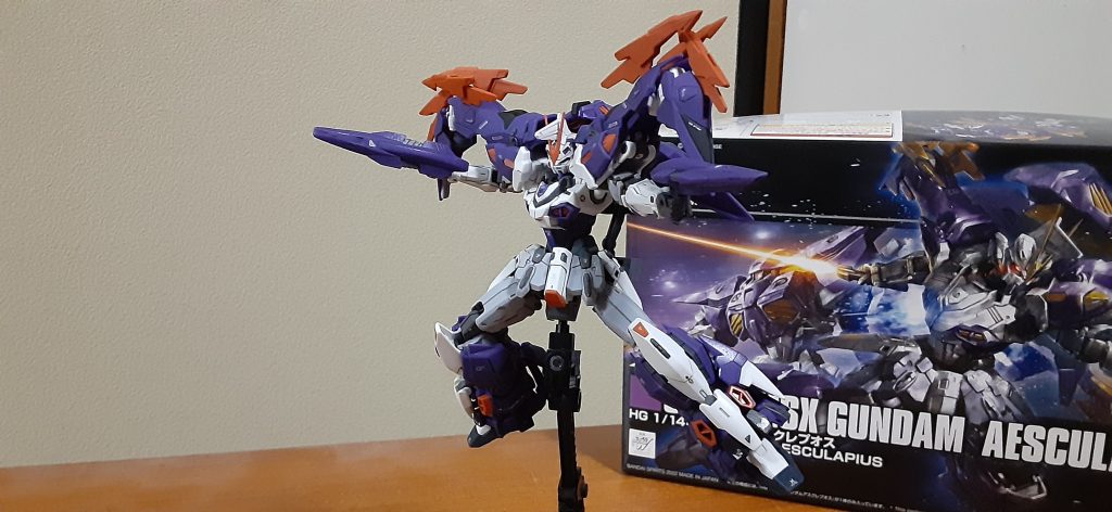 肩アーマーは段落ち、足首後ろあたりの合わせ目はタミヤセメントで消しました。またジェミナス系列の濃いディテールを利用して各部グレーと艶消し黒で塗り分けてます。