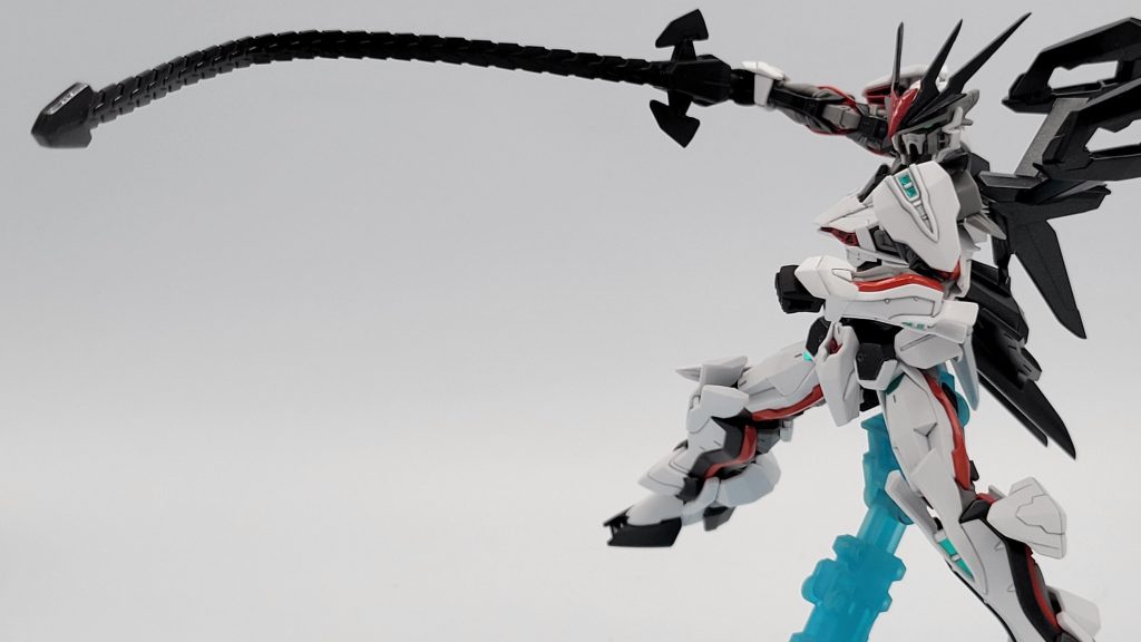 ガリアンソード、もとい蛇腹剣形態で。軟質素材で、ある程度表情付けられる仕様だったのは良いですね。このスケールで同じような小さいパーツ何個も組むのは難儀ですからw