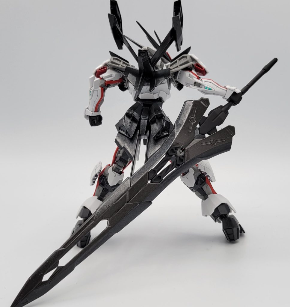 プレバンの告知ページでやってた後ろ姿で。剣や本体の黒や赤の装甲は光沢仕上げ、他は艶消しで仕上げてます。