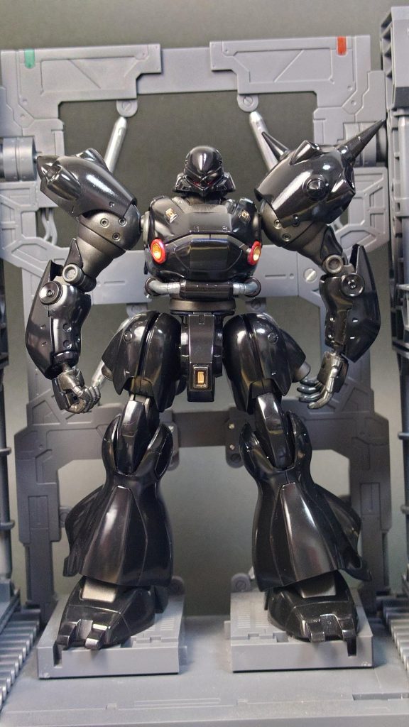 形状は細目にした以外なんにもいじってません。肩アーマーは両方同じ形にしたかった。ケンプファーアメイジングが売っていれば良かったけど。