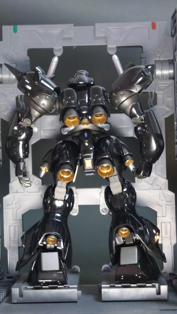 後ろから見たらなんにも変わっていない、キットそのままです。グリフォンっぽくってことで、バックパックに羽根っぽいやつが無いかと思ったけどすぐ手に入る物はなくそのままです。こちらもアメイジングがあればなぁって感じでした。そのうちミラソウル社製フライトユニットを付けたりしたいなぁとも思いましたね。