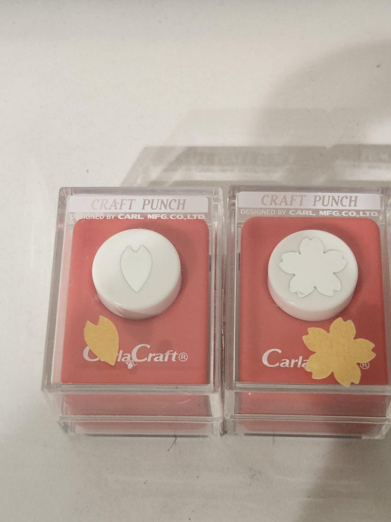 花のマスキングは写真のパンチで型どり、穴の方を使いました(^-^)