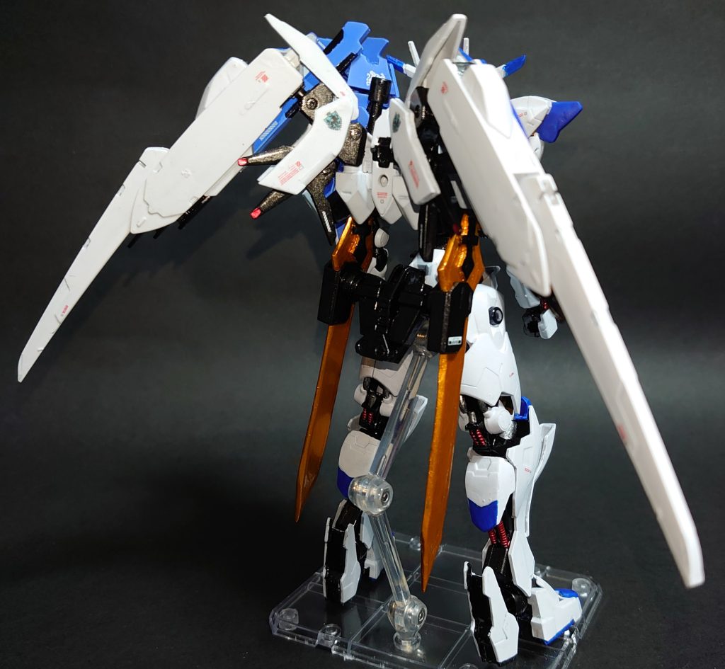 背面背中側から見るとほぼシルエットはバエルです。かなり体系調整をしたりしているのでエアリアルやバエルよりスマートな体系になっているかと思います。ただニコイチにするだけではつまらなかったので、スラスターウィングにはダブルオースカイの補助翼を追加してスラスターを計12基に増設。補助翼取付用の装甲版はスクラッチしました。他にも膝にフリーダム(ヘリオスの余剰)のパーツを使ったりして、各所にアレンジを入れています。
