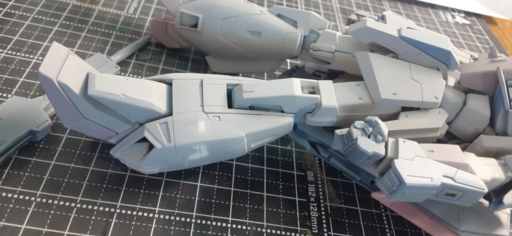 他の作例等参考に、スネ(弁慶)の部分でプラ板挟んで2ミリ延長しました。