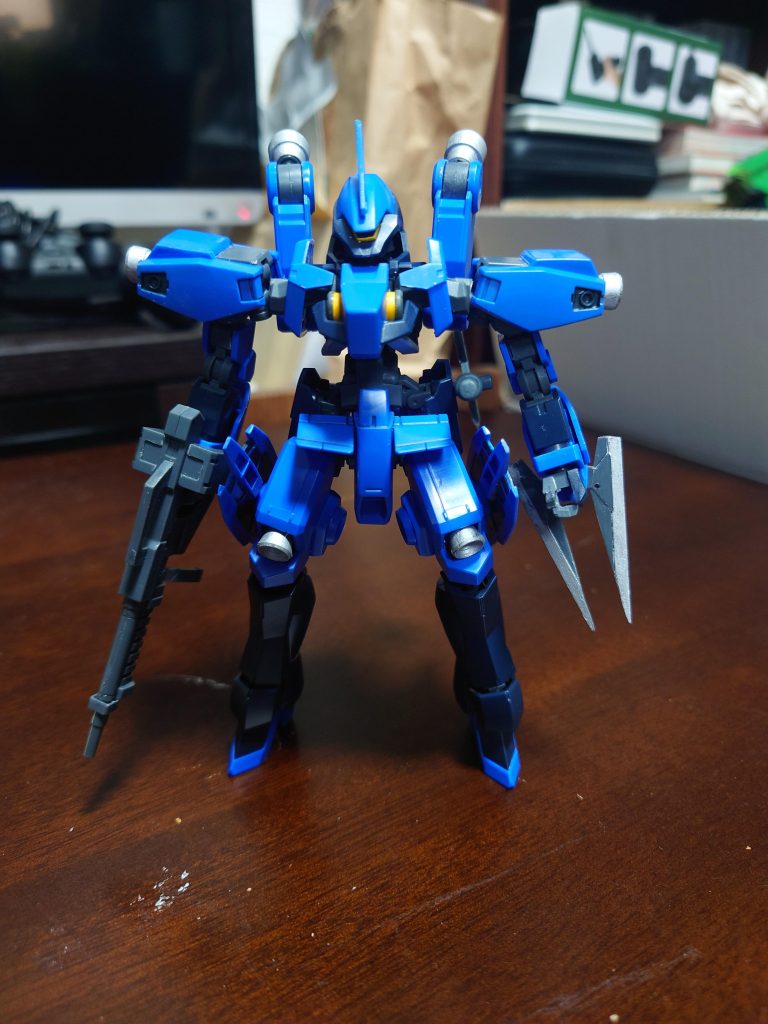 正面黄色部分はタミヤカラーのフラットイエロー、銀色の部分はタミヤカラーのフラットアルミ、肩の暗い灰色部分はミスターカラーのネイビーブルーで塗装しました。