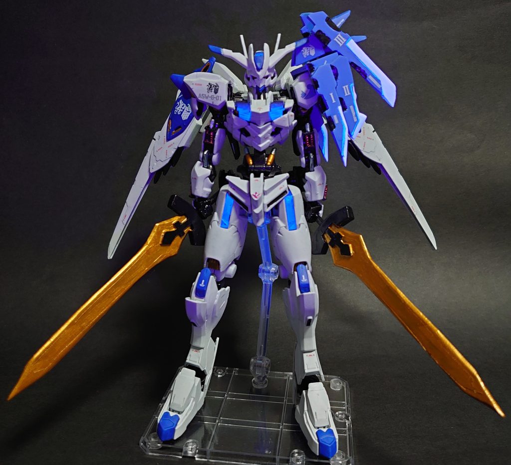 - パーメットスコア6 目覚めの時だ、アグニカ・カイエル -パーメットスコア6以上に到達した本機が全ての能力を開放した状態。通称:アグニカモード(※ヴィトニル談)バエルに眠るとされるアグニカ・カイエルの魂と邂逅を果たし、文字通り人機一体の剣となります。エアリアルといえば!のパーメットスコア6です。シェルユニットとラウンドソードに蛍光塗装を施しているのでブラックライトで発光するようになっています。