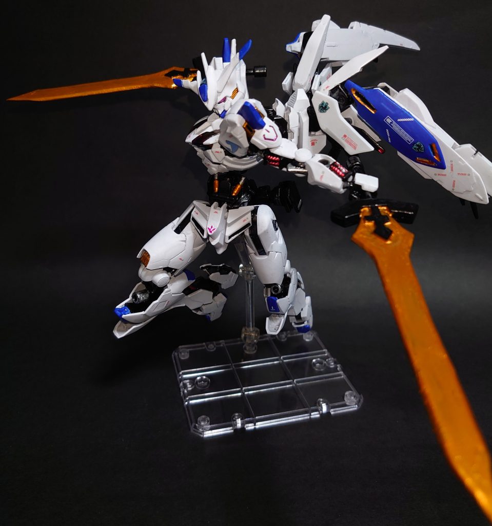 エクスバエルソード腰のブレードホルダーに二本収納されている本機唯一の携行武装。希少金属性の刃を持ち、ビームはもちろん、MSの装甲をフレームごと切断する破壊力を持つ黄金の大剣。ビーム兵器とその防御手段に特化した傾向にあるA.Sの世界では無類の強さを発揮する。ただし本機が片手で扱えるサイズに設計されており、本機の駆動トルクとフレームの剛性があって初めて真価を発揮する。バエルをバエルたらしめるおなじみの剣です。・・とはいえど、身長が伸びている上にHGのバエルソードでは長さが足りなかった為、一からスクラッチ。形状はだいぶ僕の趣味が入っています。あまり関係ありませんがエクスバエルソードという名前の語感が気に入っています。