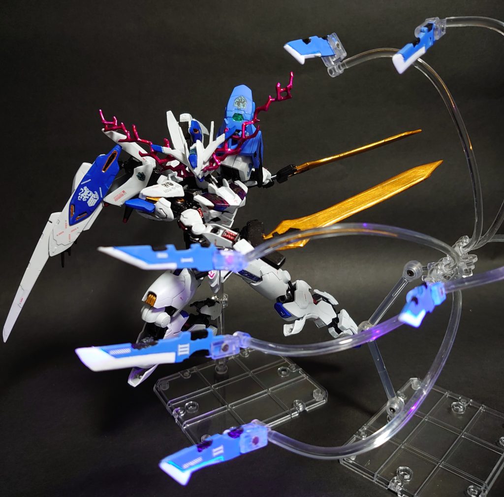 XVX-G01 ガンダム・エクスバエルモンターク商会が保有するMS。商会の代表であるヴィトニルがシン・セー開発公社に持ち込んだコックピットブロックだけのMSをガンダムエアリアルの予備パーツを用いて建造した機体。機体制御にはGUNDフォーマットが用いられていることが確認されているが、ヴィトニル以外には起動すら行えない独自のインターフェイスが用いられており、動力機関から装甲材質、推進機関、武装にいたるまで現行のEMT採用型MSとは根本的に異なる機体構造を取っており、その全貌は謎に包まれている。また、武装面においても背部スラスターと膝部の内装火器を除けばガンビットと二振の実体剣のみという極端な装備構成をしている。しかし、推進剤を必要とせずに惑星間航行が可能な加速を実現する推進機関「エイハブ・ドライブ」、MS同士の肉弾戦にも耐えうる強靭なフレームにビーム兵器を無力化・実弾火器を低減する特殊装甲を備えており、既存のあらゆるMSとは一線を画す性能を誇る。本機はその驚異的なまでの機動性と耐久性を活かした近接格闘戦を得意とし、その武装特性からも現行MS相手に圧倒することができる。さらにパーメットスコア6以上に到達することで、機体の機動性・反応速度・ガンビット制御が飛躍的に向上し、機体そのものが文字通り「人機一体」の剣となって、単機での戦域支配を可能とした「悪魔」へと変貌する。本機の構造はガンダムエアリアルとは根本的に異なるが、本機もまたGUNDフォーマットの搭乗者の生命倫理問題をクリアしており、データストームの発生は確認されていない。本機はその圧倒的なまでの性能を持ってヴィトニルの剣、そして彼の行動の為の足として活躍する。機体名のエクスは「Extra」の略称であると共に、本機がヴィトニルの元に彼の望む世界を切り開く為の「剣」となるという意味が込められている。すなわち「付け加えられた剣」たる存在。それが意味するものとは・・ヴィトニルモンターク商会の代表を務める男性。金髪。シン・セー開発公社と協力関係にあり、各方面での諜報活動等を行う代価としてGUNDフォーマットの研究データ・開発設備等の一部を譲渡されている。生まれや思想・出自に関係なく、等しく平等に渡り合える世界を目指しており、各勢力間を渡り歩いて暗躍し、この世界のパワーバランスを崩壊させることを目的としている。自らの描いた世界の為に進み続けることが自身の全てであり、戒めでもあると本人は語る。自分には既に人並みの幸せも友情も愛情もない。あと友人はいない。・・ともアスティカシアに編入前のスレッタと何度か面識があり、スレッタ曰く「チョコをくれる人」。スレッタに信頼や愛情、人が持つ当たり前の感情や友人を大切にするようにと伝えているあたり、根は良い人なのかもしれない。余談だがヴィトニルとは北欧神話に登場する大狼フェンリルの別名。