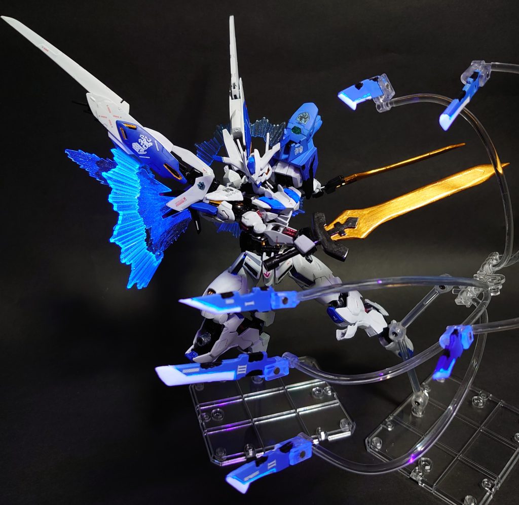 エイハブ・ドライブの爆発的な加速力、そして人機一体となり超越した反応速度から繰り出されるエクスバエルソードとラウンドソードによる無数の斬撃はまさに、とある男が求めた全てをねじ伏せる力・・