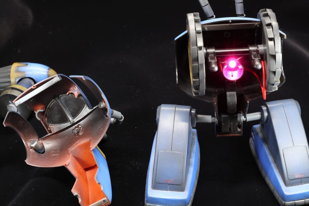 ボディ前後はネオジム磁石4点留めにしてます。脚の付け根隙間に電池をいれるスペースを確保してます。