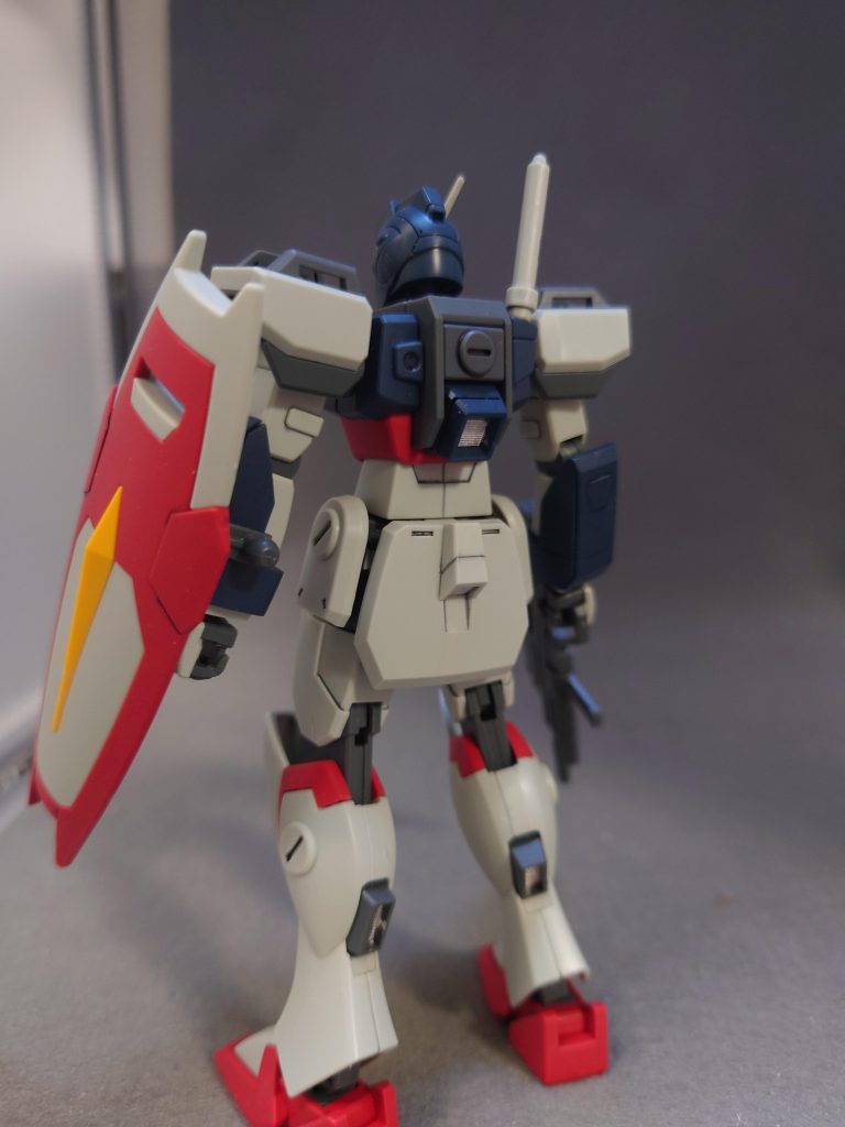 バックから。背部とふくらはぎのスラスターはガンマカのシャインシルバーで部分塗装しました。