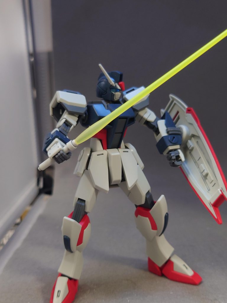 ビームサーベル。いつもはグラデ塗装するのですが面倒だった(言い方ァ!)ので以前制作したバーザムの刃を流用しました。色は同じなんで許してください、何でもしますから(ん?)