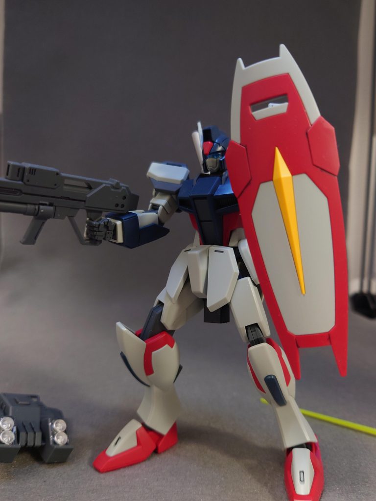 ビームライフル&シールド(若干ライフルが見切れてるけど)。この手の量産機はシールド構えつつライフルやスプレーガンをチュンチュンやってるポーズがよく似合う······気がする