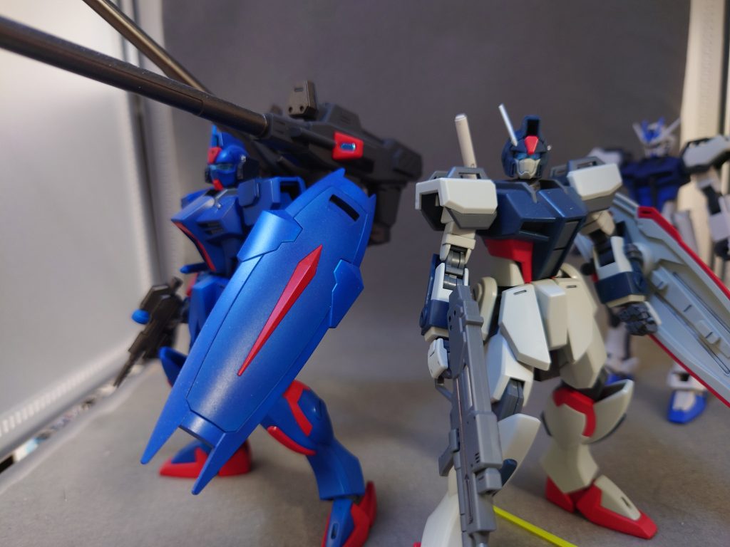 以前制作したダガーLと。一応この2機は半分程は共通のパーツで構成されているはずなんですが結構見た目の印象は違って見える気が·····色やドッペルホルン砲のせいといえばそれまでなんですが(汗)