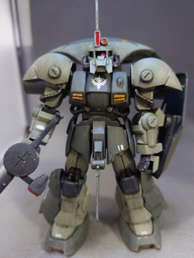 まずこのアイザックなんですが今まで私が投稿した他のガンプラと違ってポージングはこの素立ちで固定です。理由としては元々このキットがガツガツ動かせるような構造になってないのと、組み立て中にドジって一部を折ってしまった(折れた箇所は瞬着で接着済み)ためにヘタに動かせないためです。