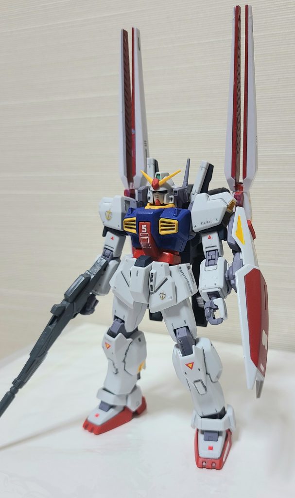 正面からのショットガンダムデルタカイより拝借したプロトフィンファンネルが目を引きます。また、ビームライフルもビルドブースターMkーⅡに付属していたものを使用しています。また、使用しているデカールは地球連邦用のものになります。