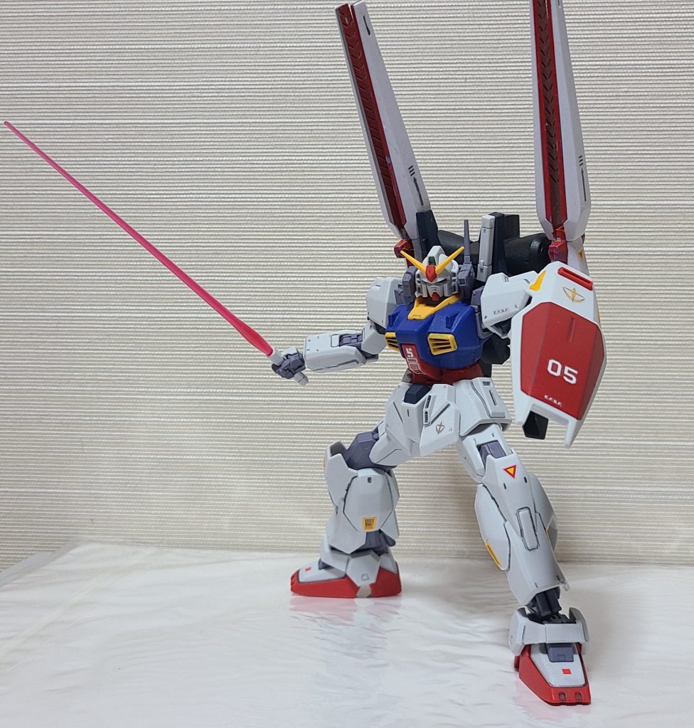 そしてビームサーベル装備カミーユが使ってアクティブに動いていたイメージがある分、色々なポーズをとっても違和感がない機体だなと個人的に思います。