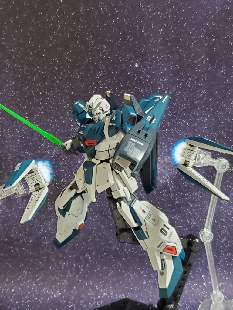 アムロは背部に搭載された2基のフィンファンネルをコントロール✨サザビーを攻撃〰️💣️💥