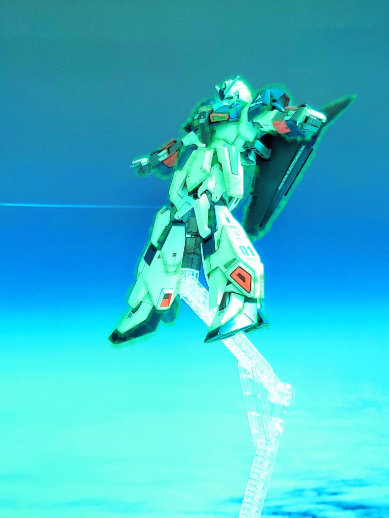 しかし、アクシズはすでに地球への落下コースに入っていた😱💦アムロはZガンダムでアクシズの前に立ちはだかる❗そして、全身が輝き出したZガンダムを中心に、緑色に発光したオーラのようなものが辺りを包み、さらにはアクシズをも覆い尽くす❗不思議な事ではあるが、なんと❗アクシズは落下コースから軌道を変え、地球から離れていくのであった……💫……以上、私の妄想イメージによるアムロ・レイ搭乗のZガンダム タイプFF(フィンファンネル)の活躍ぶりでした～😊🎶