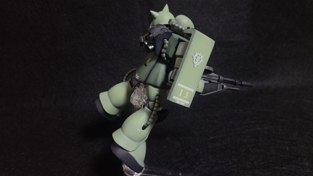 胸部を左右で２mm程幅増し、シールドもプラ板を貼りひと回り大きくしています。バックパックはFGのMS-06Fから拝借しています。