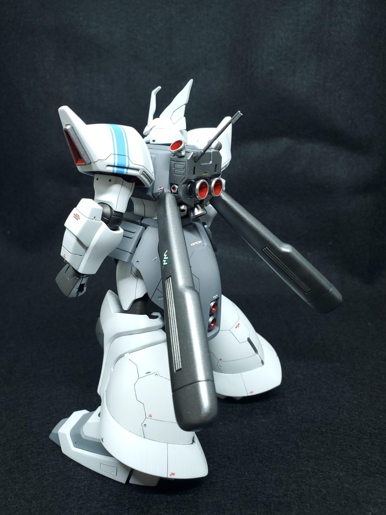 脚部のパネル分けを筋彫りで再現しました。筋彫りでしっかりとパネルを再現したのは初めてだったので、シンメトリーにするのが難しかったです…