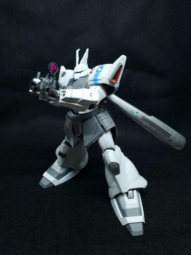 ゲルググJということで狙撃ポーズをとらせてみました!スコープ部はシルバーで塗装した上からレジンを硬化させて、その上にクリアピンクを塗装しました。