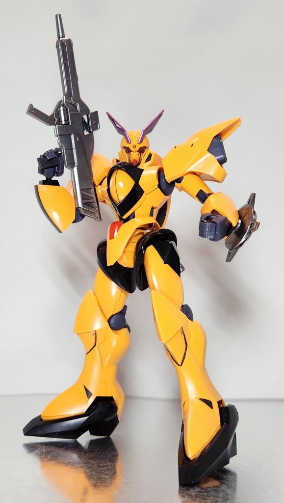 成型色が気に入ったので、オレンジの部分はクリアのみ、パーツ割りでブラックの部分塗装、ブレードと目はシルバーにクリアピンクで塗装