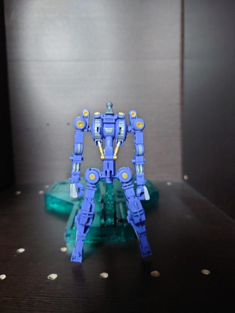 今回はガンダムフレームを別で組んでみました。塗装に関しては銀色の部分はタミヤカラーのフラットアルミ、金色の部分はタミヤカラーのゴールドリーフで塗装しています。正直今回の制作でここが一番大変でした。