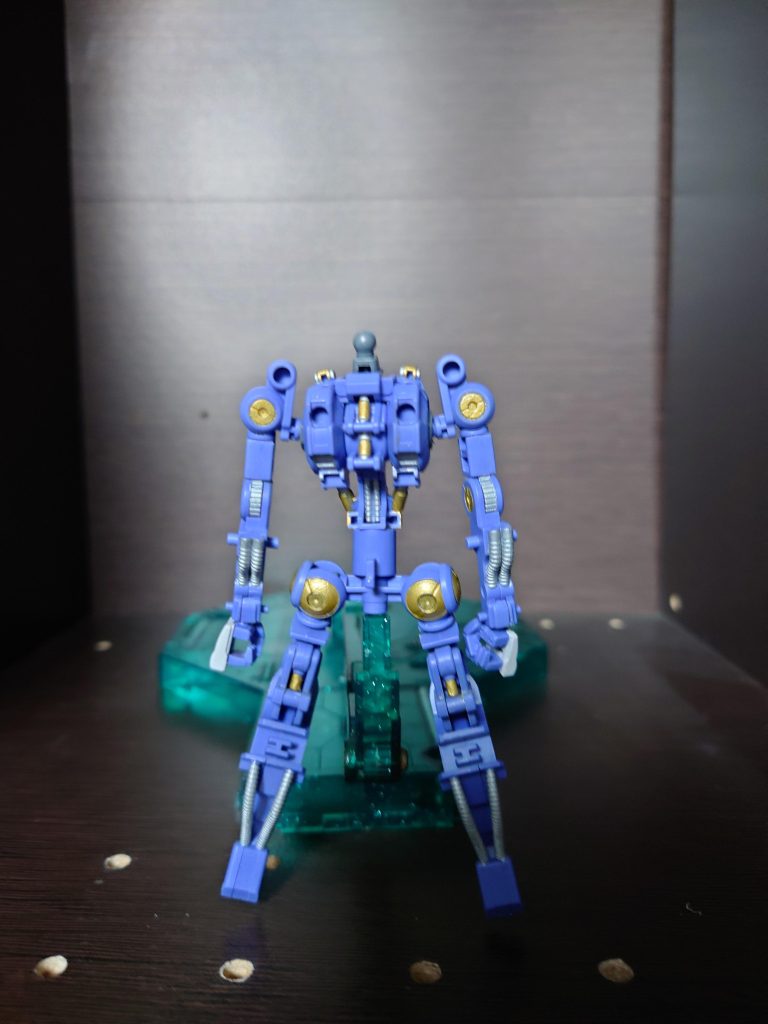 背面今回塗装してみて結構かっこよく塗り分けられたと思ってたんですけど外装を付けるとほとんど見えなくなるのが残念です…それでも腕の動力パイプや足背面の金色部分、高速移動形態にすれば足の動力パイプがチラ見えするのでそこはよかったかなと思います。これからもガンダムフレームの機体はフレームだけでの塗装もしようと思っています。