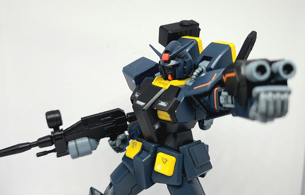 アクションポーズその1。左腕部には75mm2連装滑腔砲を装備。