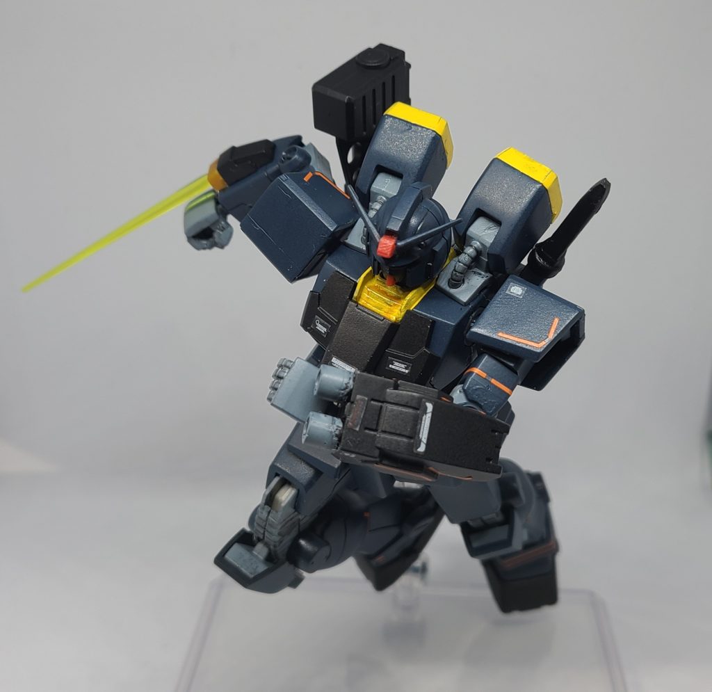 アクションポーズその2。右腕部には固定式ビームサーベルを装備。