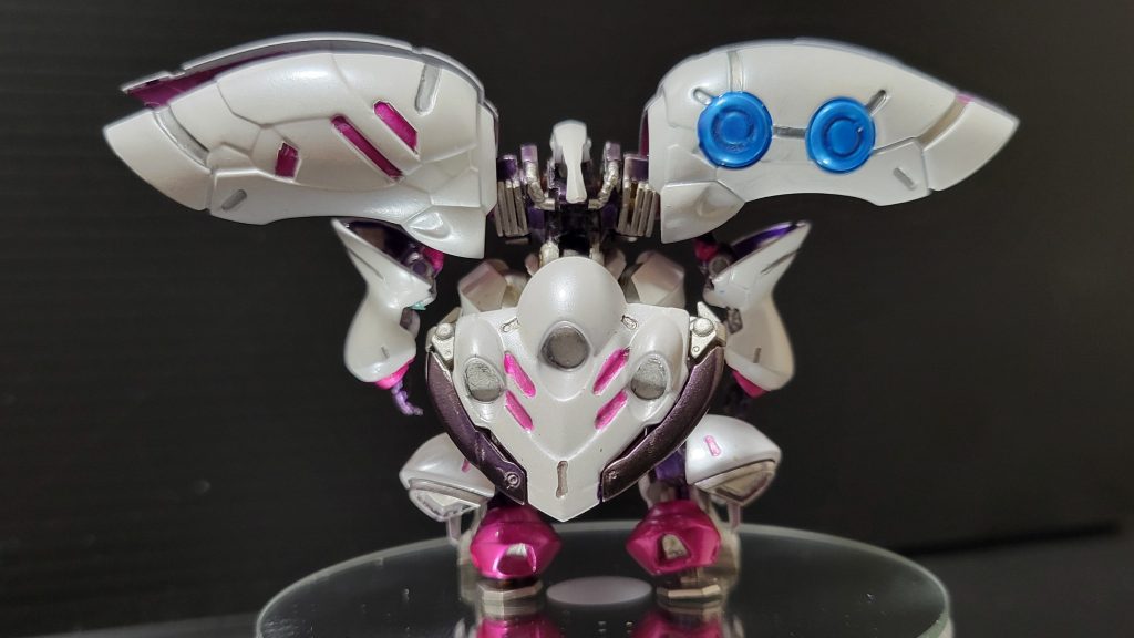 後ろ姿はビットラックが目を引きます。