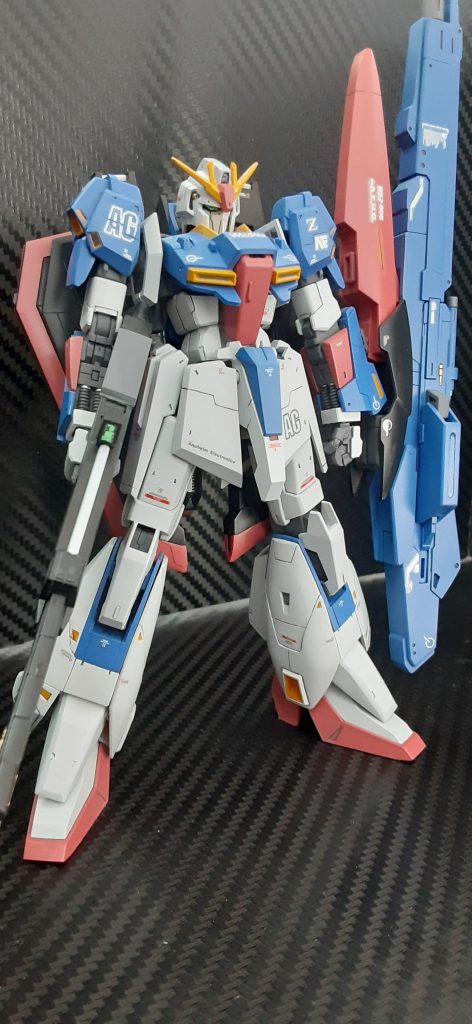 縦に伸ばしただけだとスマートすぎてしまったので、股関節軸に1ミリスペーサーを入れて太股が外になるようにしてあります。下半身にドッシリ感が出ると思います。