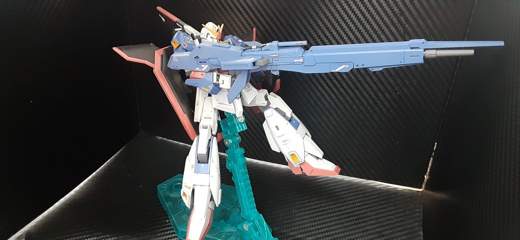 メガバズーカランチャーは持たせづらかったですが、ワンポーズだけとらせてみました。