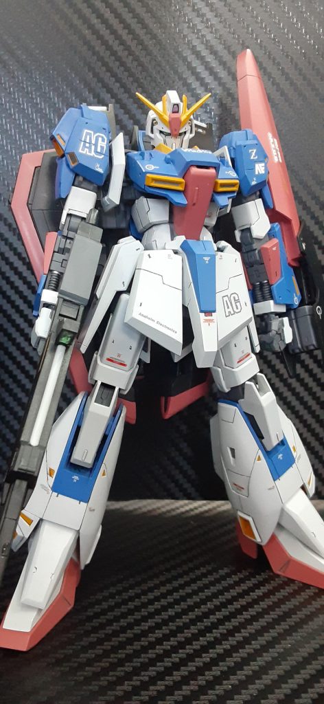 腰部のフロントアーマーは下に1ミリ延長しつつ、通常版のように先に尖る台形に形状変更しています。手首はコトブキヤのハンドパーツ。