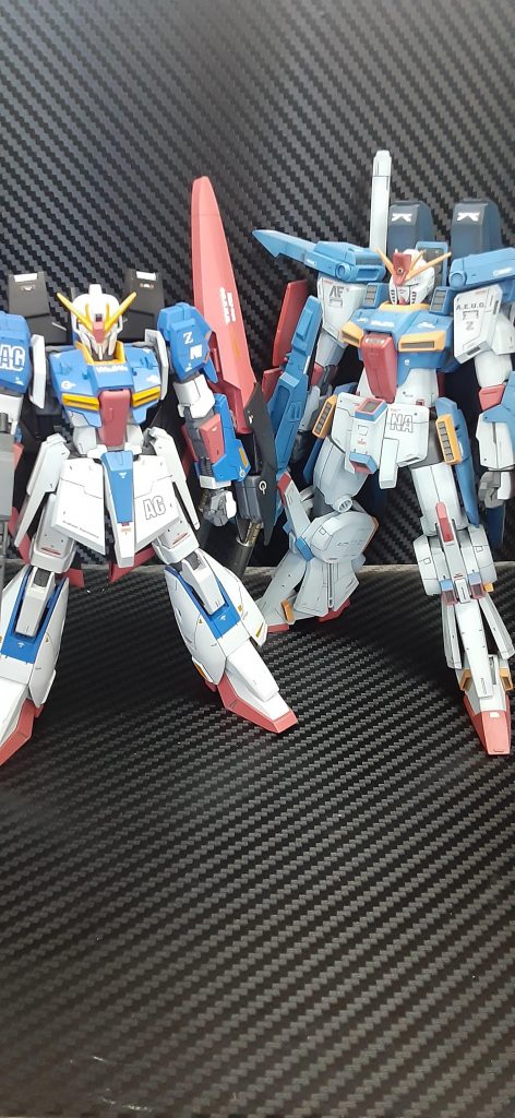 テイストは違いますが以前作った強化型ZZガンダムと一緒に。やっぱりZ作るのは気合い入りますね。今回も最後までご覧いただきありがとうございました。