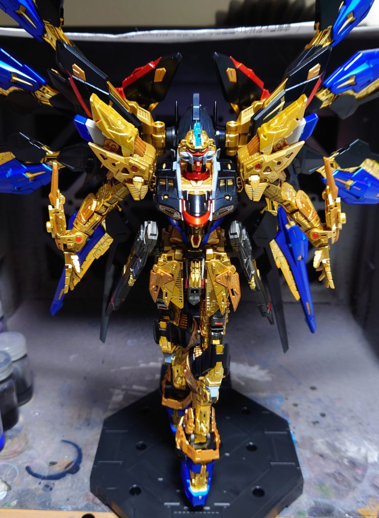 ランナー1色単位で塗りながら組みました黒：プリズムブルーブラック＋EXブラックの混色青：プライマリーメタリックブルーの上にウルトラマリンブルー重ね赤：スターブライトシルバーの上にGXクリアルージュ重ね綺麗なメタリックレッド出すならクリアレッドよりこっちの方がいいかも