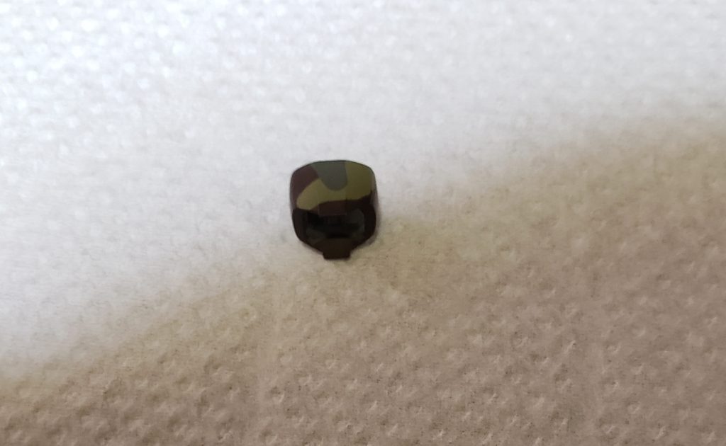 初めての迷彩塗装だったので、ちゃんと塗れてるか1パーツだけびびりながらマスキングテープ外した画像💦