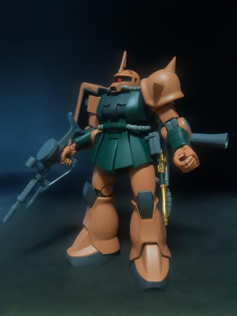 モノアイはハイキューパーツ、手はビルドハンズ丸形、シールドはシステムウェポン、スパイクアーマーはサンボル版になってます。