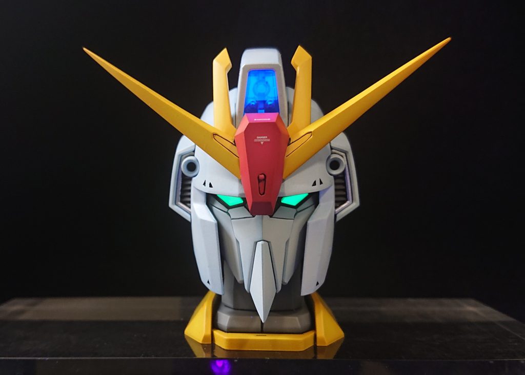 もぉ最初っからUVライトで発行させた写真を載せます✨主な改修箇所として、側面、モヒカンのモールド消し、アンテナシャープ化、アンテナ角度調整、額赤パーツ延長、マスク下部形状変更、庇裏モールド追加し塗り分け、クチバシシャープ化、リアセンサーディデール追加及びUVレジン盛り、首パーツモールド追加です