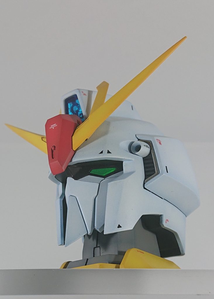 最後はUVライトを当てずにツインアイは塗装をしなくてもUVライトに反応しますが、製品のままだと細目に見えてしまうので、シルバー下地に蛍光グリーンを塗装しています