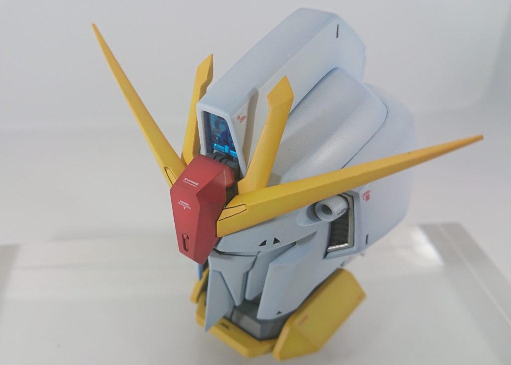 おでこの赤い部分の奥もディテールを追加し、上から見ても見栄えがいいようにしています