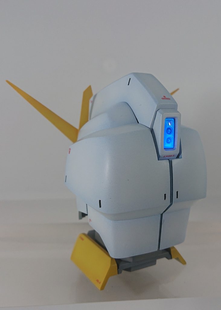 リアセンサーは製品だとフロントのメインカメラに比べディテールが無く、寂しかったので、フロントに合わせてディテールアップとUVレジンを盛りよりセンサーらしくしています