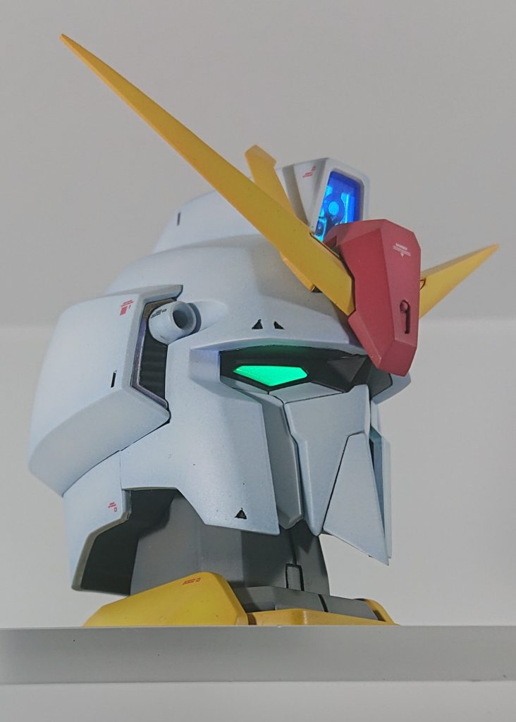 庇部分にスジ彫りを加え、塗り分けする事により、よりツインアイが映えるようにしています