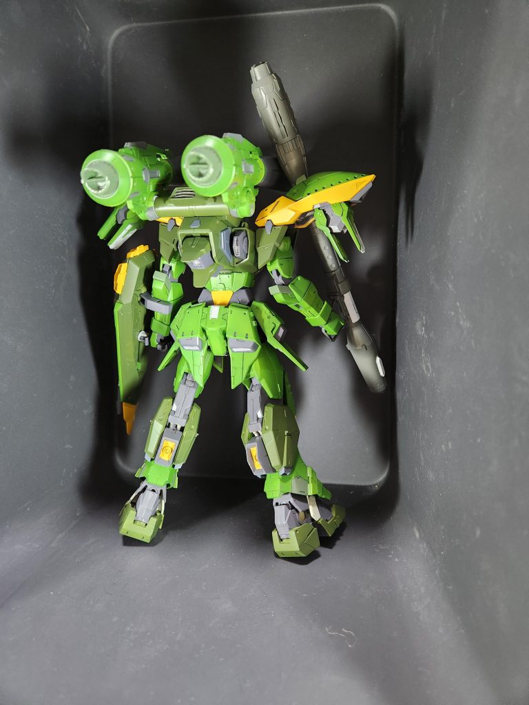 元々あるディテールに少しプラチップやスジボリ程度のディテールアップを追加しただけですが、塗装の塗り分けで情報量が増したと思います！