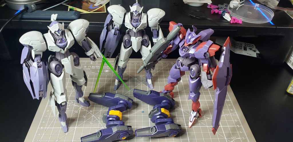 当日購入したヤツらのパチ組み同時進行(´・ω・`)