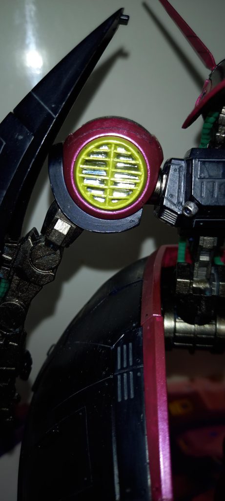 元があまりにも太すぎて本数も少ないので0.5mmプラ板で廃熱フィンの作り込み